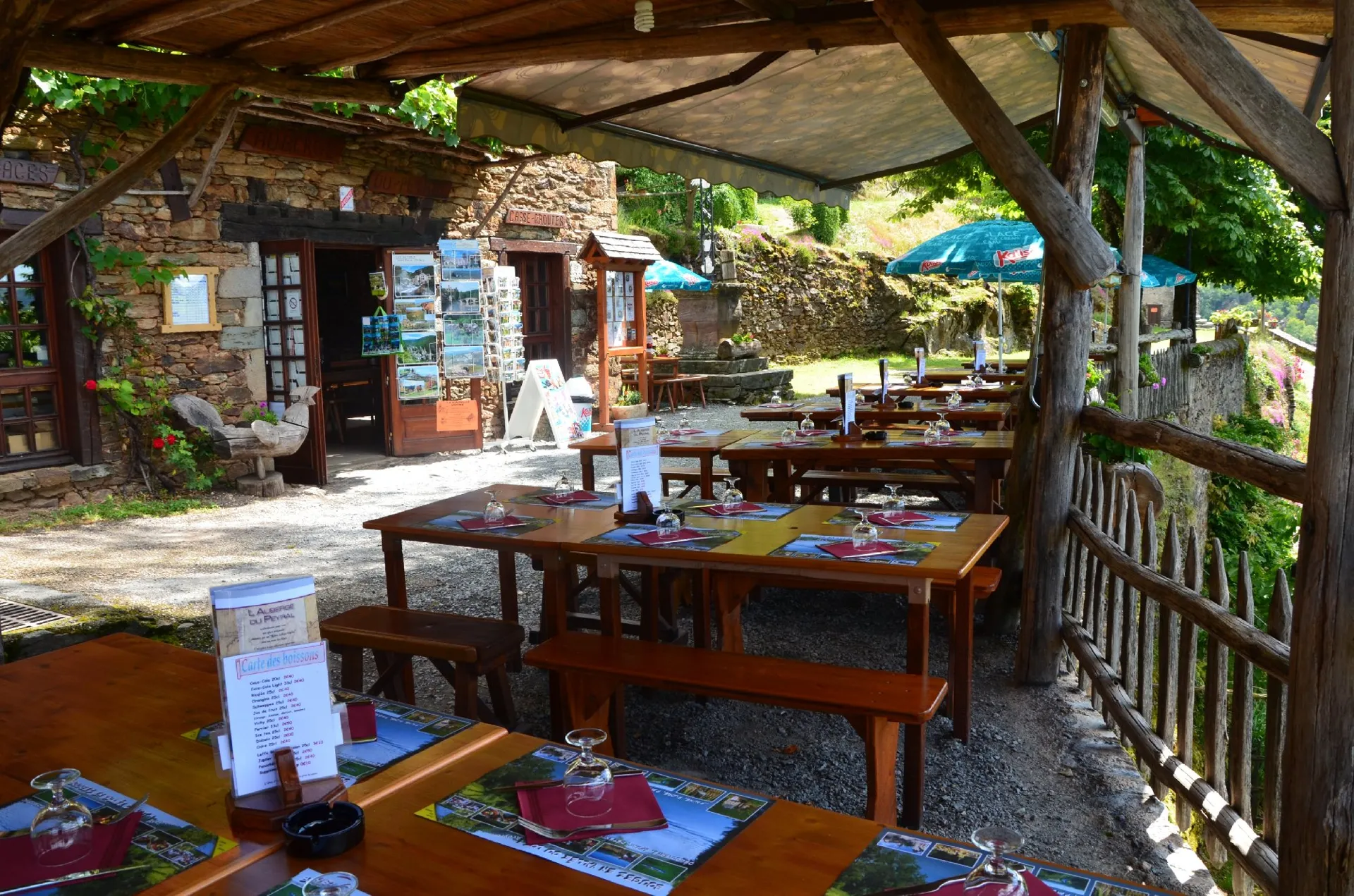 Auberge du Peyral - Tables à l'ombre