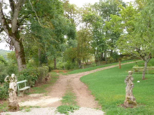 Chemins invitant à la promenade dans les jardins