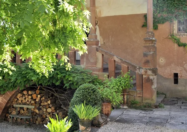 Escalier sous porche et le bois qui vous attend pour une bonne flambée