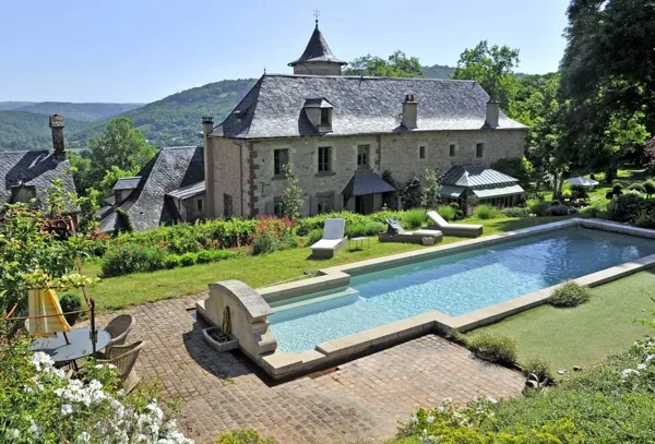 La piscine et ses bains de soleil