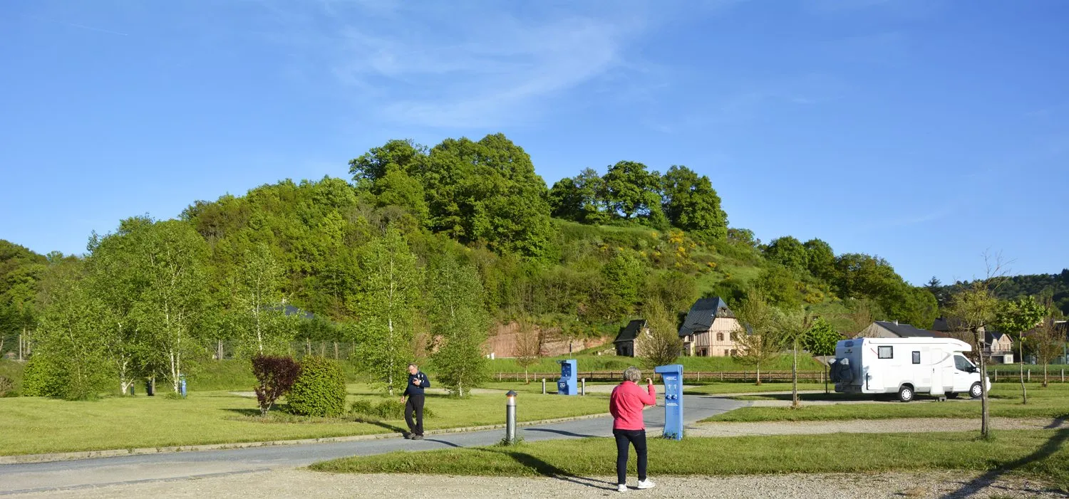 Aire municipale de service pour camping-car de Saint-Cyprien - Allée