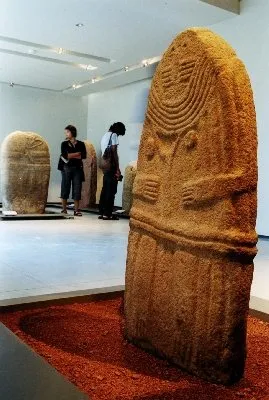 Salle des statues menhirs