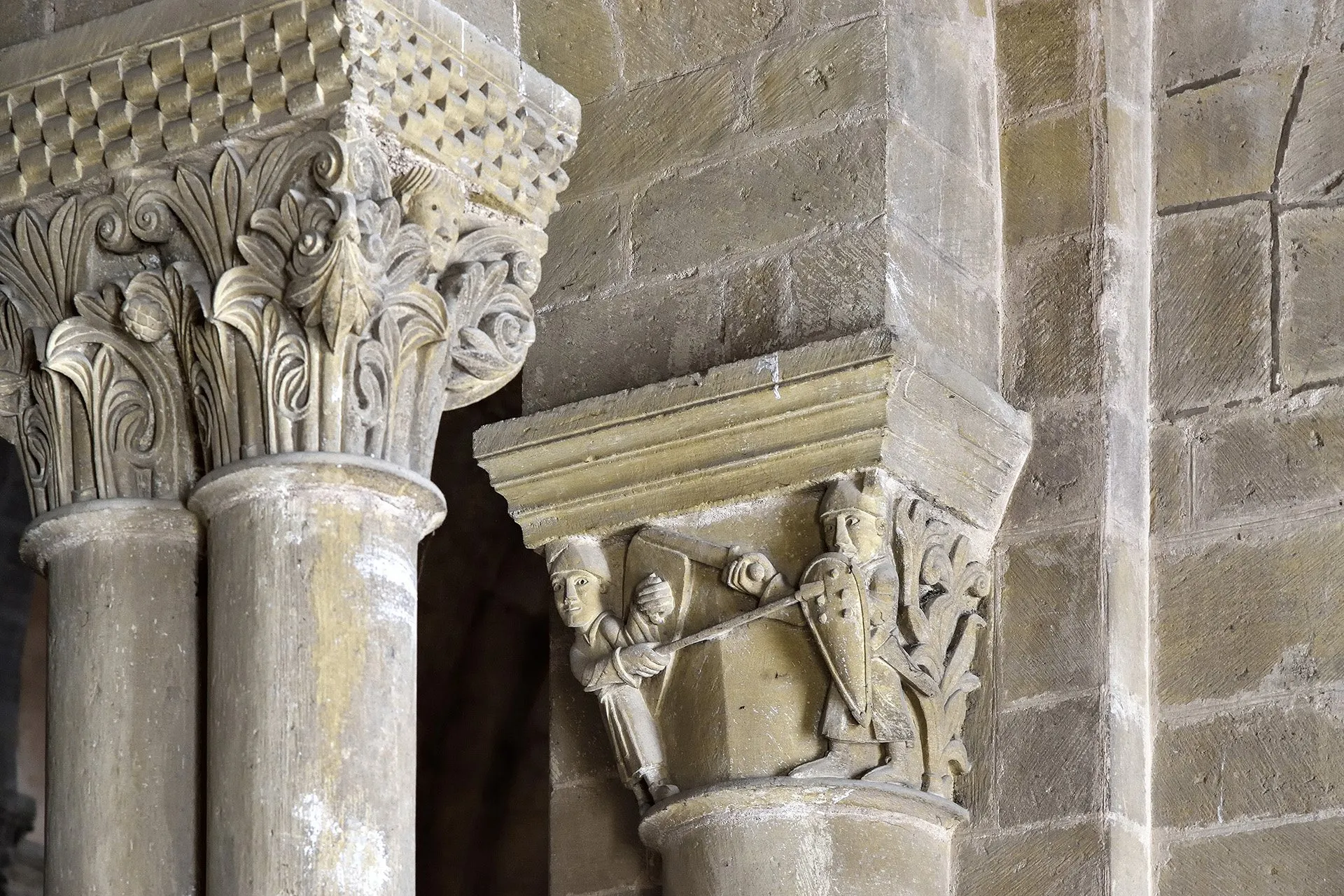 Abbatiale Sainte-Foy - chapiteaux des tribunes