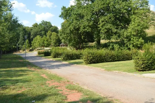 Aire d'accueil et de services pour camping-cars - Allée