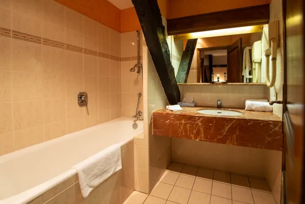 Salle de bain d'une chambre de l'hotel 3 étoiles Sainte-Foy