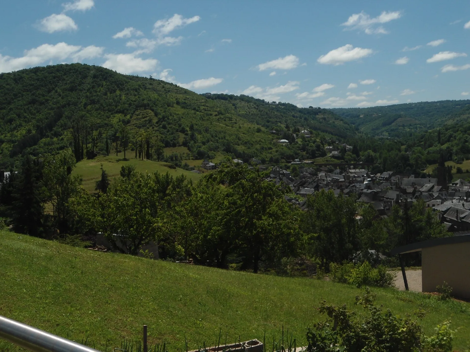 Vue sur Marcillac gîte les Carlines