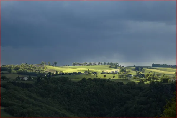 La vue à travers la vallée du Lot sur le Cantal