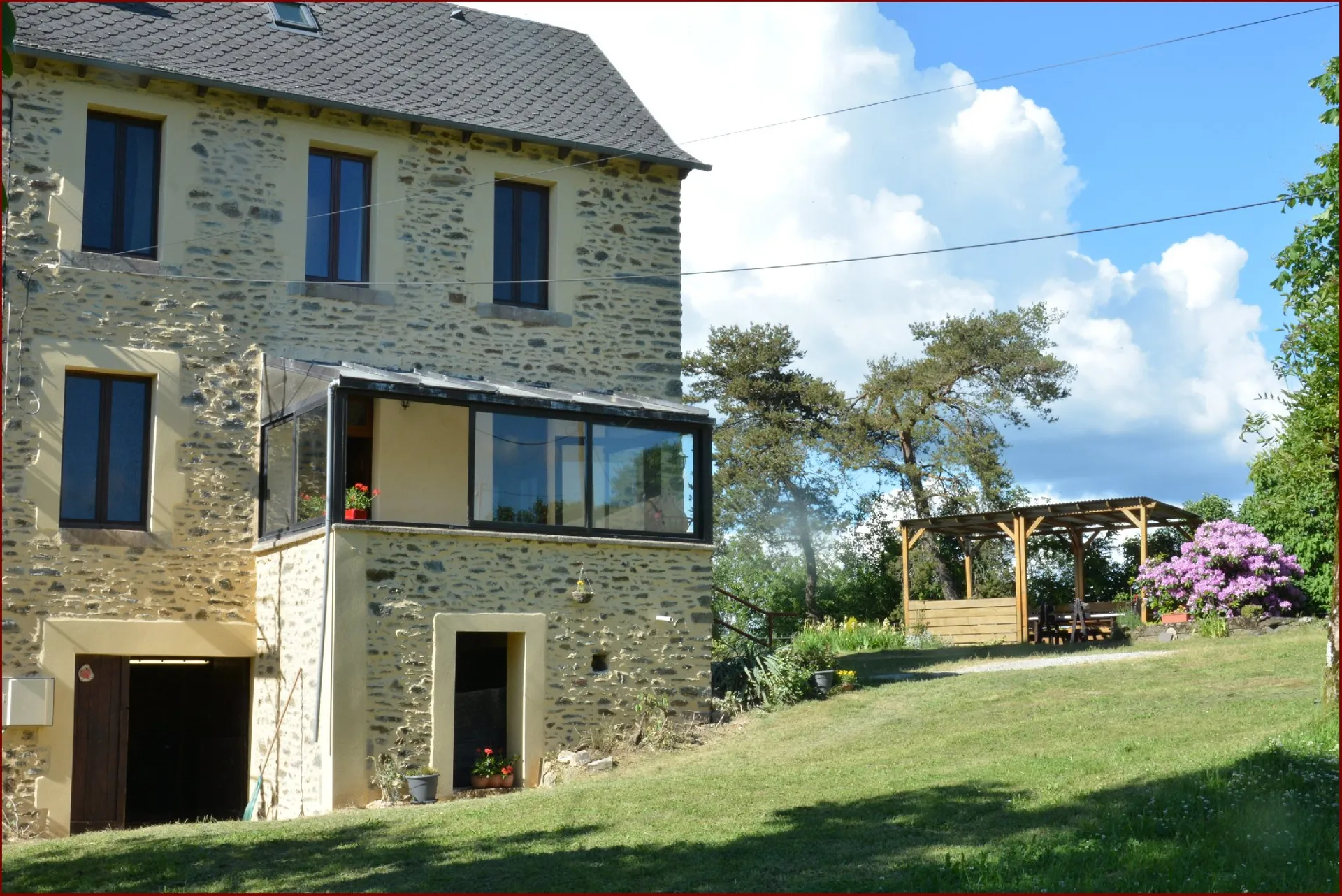 Le gîte, véranda et pergola