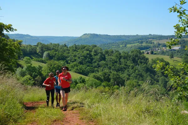 À Nauviale, le parcours trail traverse le village de Combret