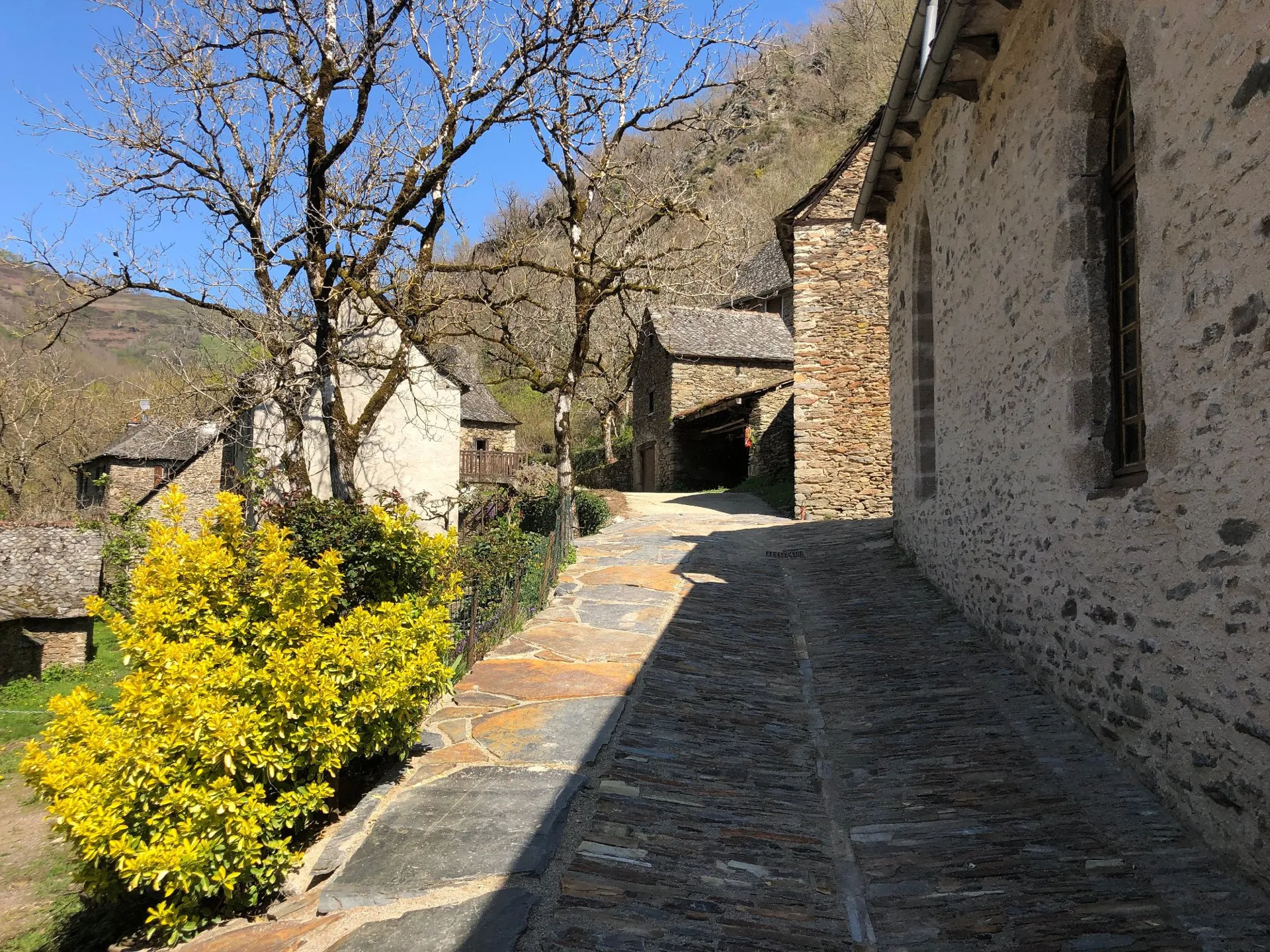 Dans le village de Montarnal sur le circuit Trail de Sénergues