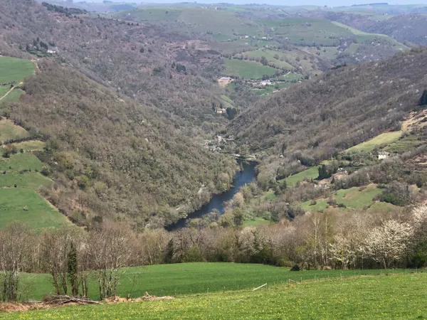 Vue au dessus de la vallée du Lot sur le trail de Sénergues