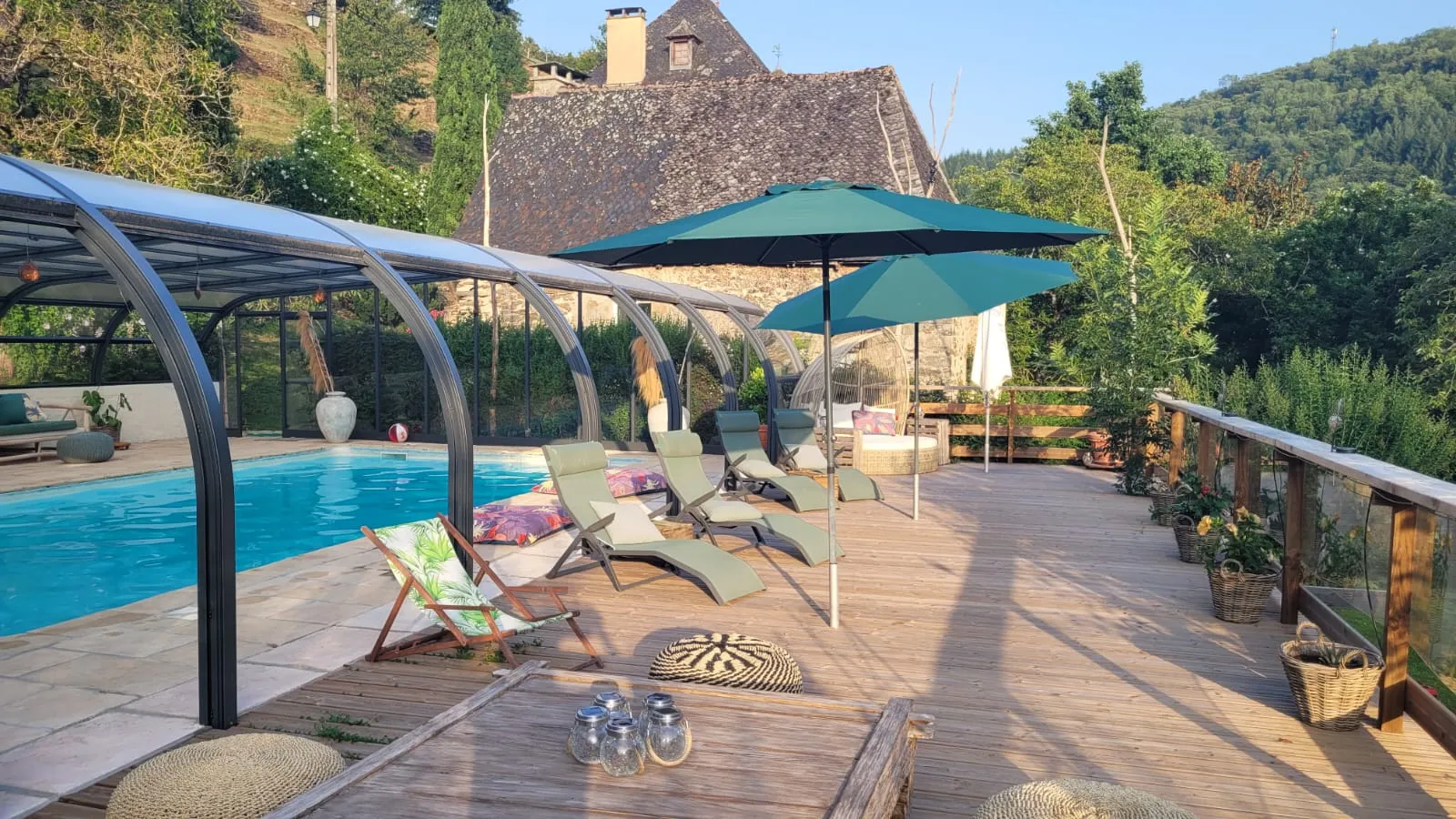 La piscine et sa terrasse