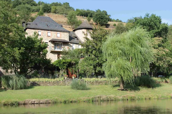 Manoir des Pélies vu du Lot