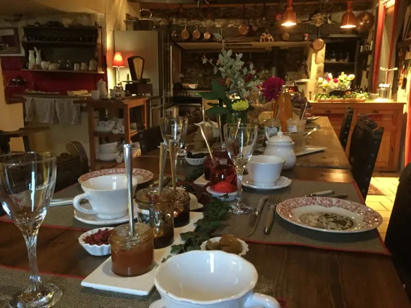 Petit déjeuner brunch dans la salle à manger familiale