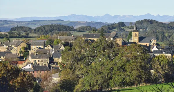 Village de Lunel en Aveyron, point de départ d'une randonnée pédestre