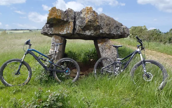 VTT devant le Dolmen de Pérignagol à Salles-la-Source