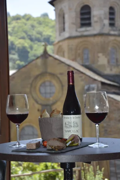 Profitez d'un moment à Conques pour aller boire une verre de vin et manger un plateau de charcuterie dans un cadre convivial