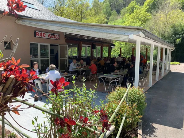 Café - Restaurant La Rivière sous la terrasse ombragée au bord du Dourdou