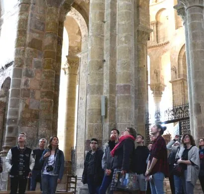 Groupe en visite guidée dans l'abbatiale Sainte-Foy (Service Patrimoine de Conques)