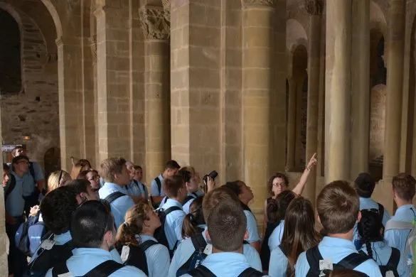 Groupe en visite guidée dans les tribunes (Service Patrimoine de Conques)