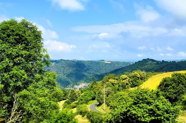 Vue sur les Montagnes avec CONQUES dans sa Coquille