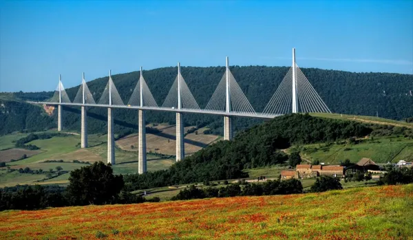 Viaduc de Millau (hauteur 343m)