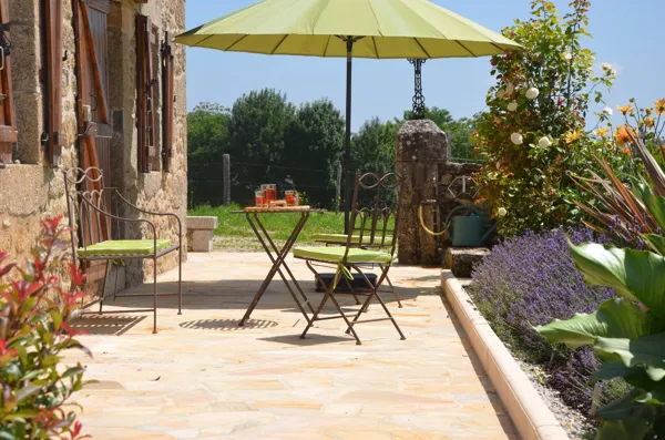 Terrasse 2 côté piscine_Gîte de Bernadette et Bernard près de Conques