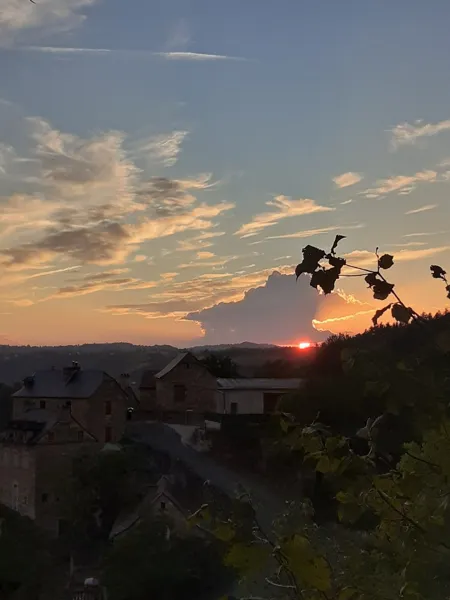 Figuiès, couché du soleil, vu de la terrasse ou du jardin.