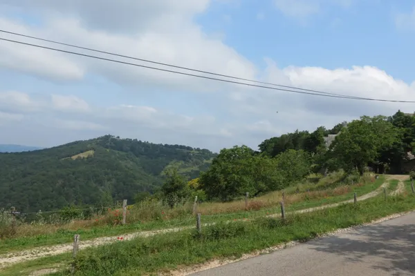 Le Mas de Labro depuis le chemin d'arrivée