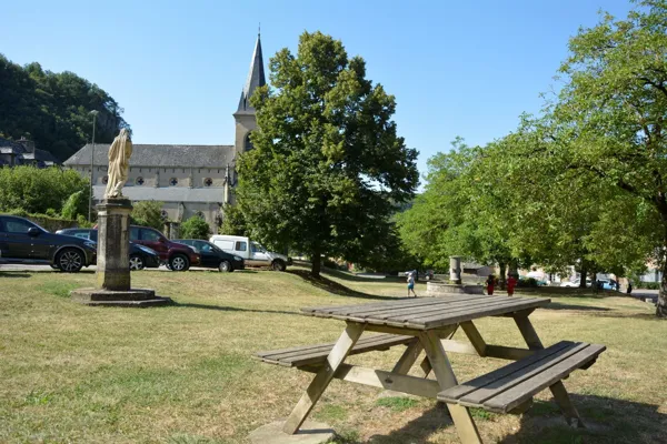 Aire de pique-nique à Salles-la-Source (place du Griffoul)