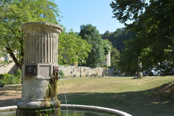 Aire de pique-nique à Salles-la-Source (place du Griffoul)