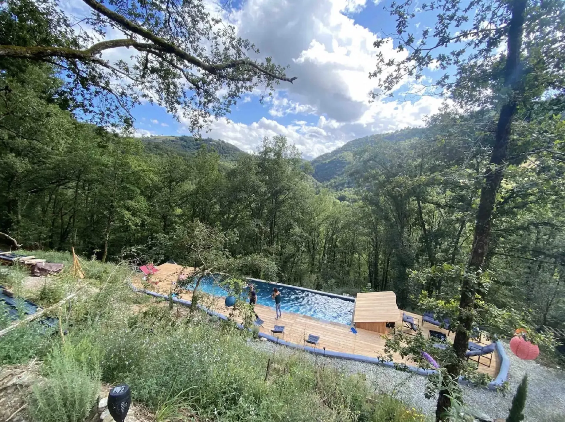 La piscine vue en plonger du chalet