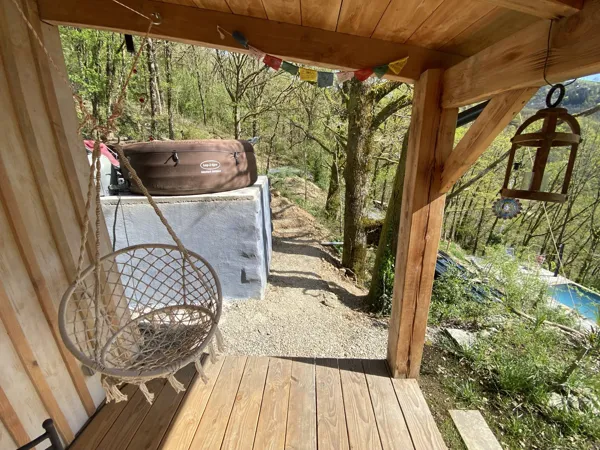 terrasse couverte donnant sur le jacuzzi et vue sur la piscine