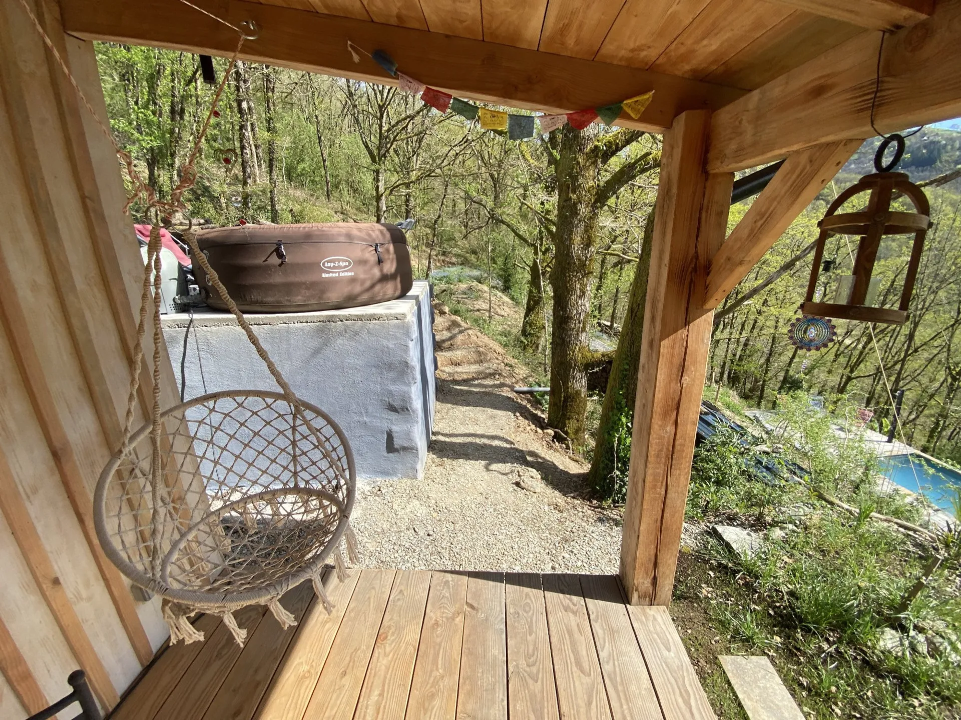 terrasse couverte donnant sur le jacuzzi et vue sur la piscine