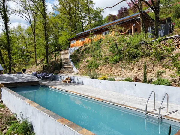 Vue globale piscine, maison en bois, chalet, cabane, logement insolite