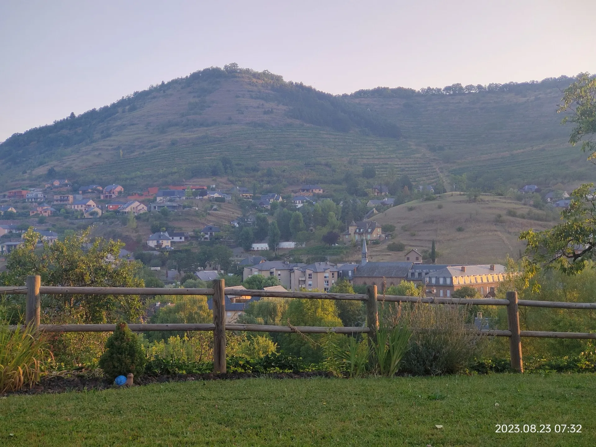 À mi chemin-Marcillac-vallon-gîte-appartement-location-vacances-vue sur le village