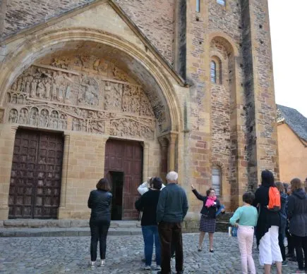 La visite de l'abbatiale et de son tympan du Jugement dernier