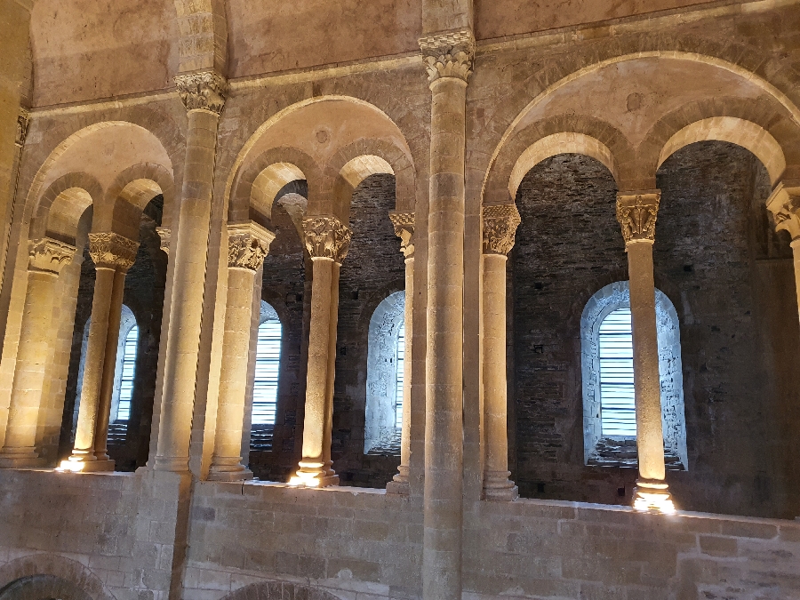 La visite guidée des tribunes de l'abbatiale, en groupe