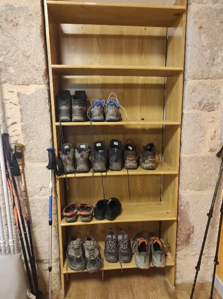 Une armoire qui a vu quantité de chaussures de pélerins